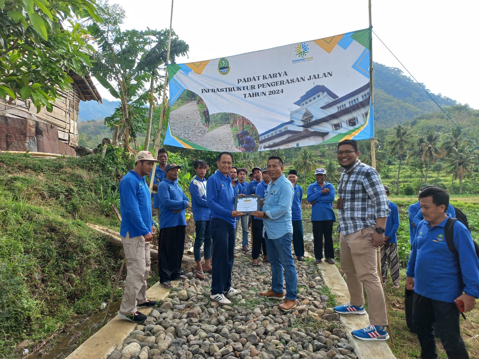PROGRAM PADAT KARYA PENGETAPAN JALAN DI TIGA DUSUN DESA GALAHERANG